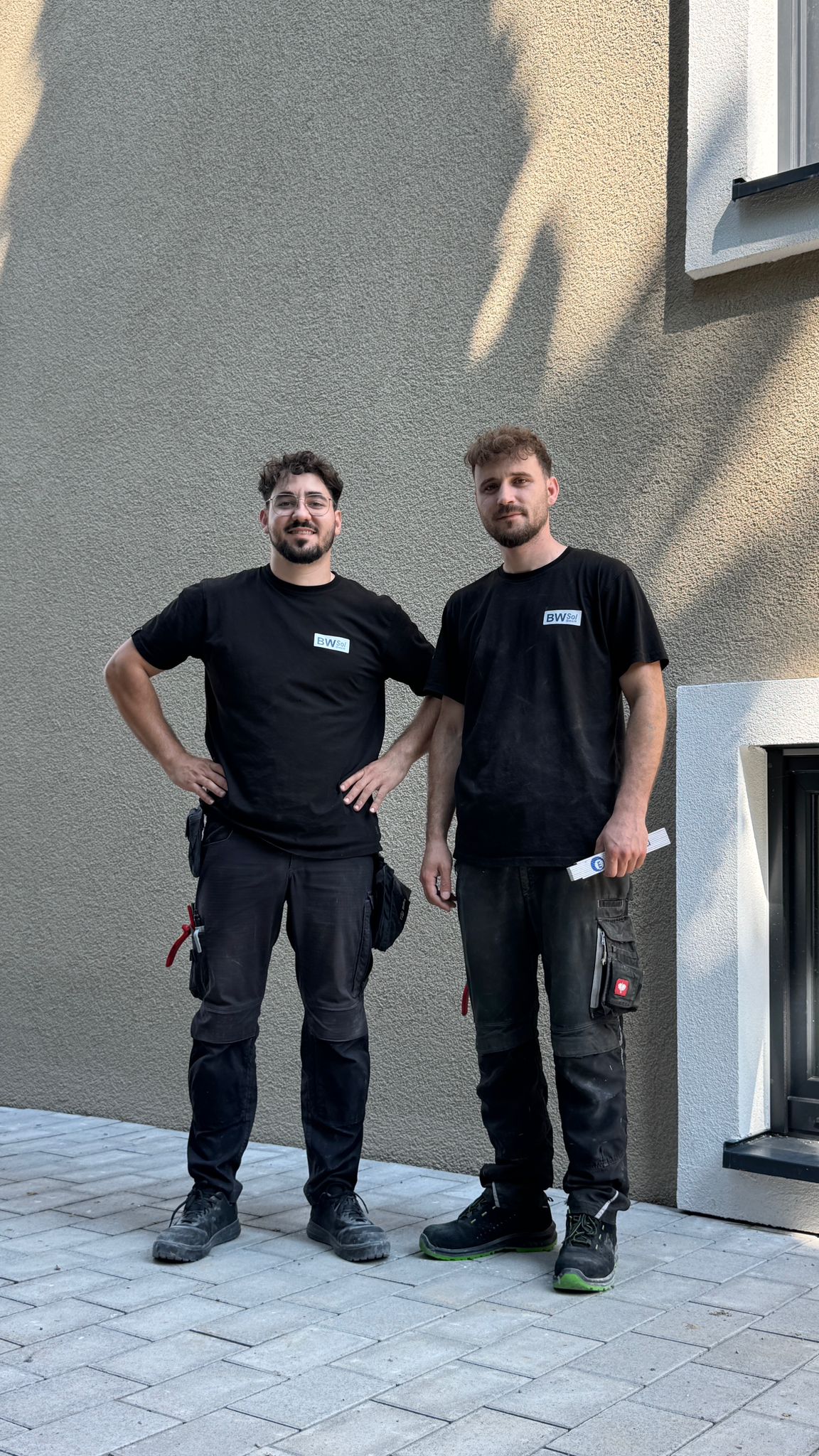 Drei Elektriker der BWSol GmbH vor einem Gebäude