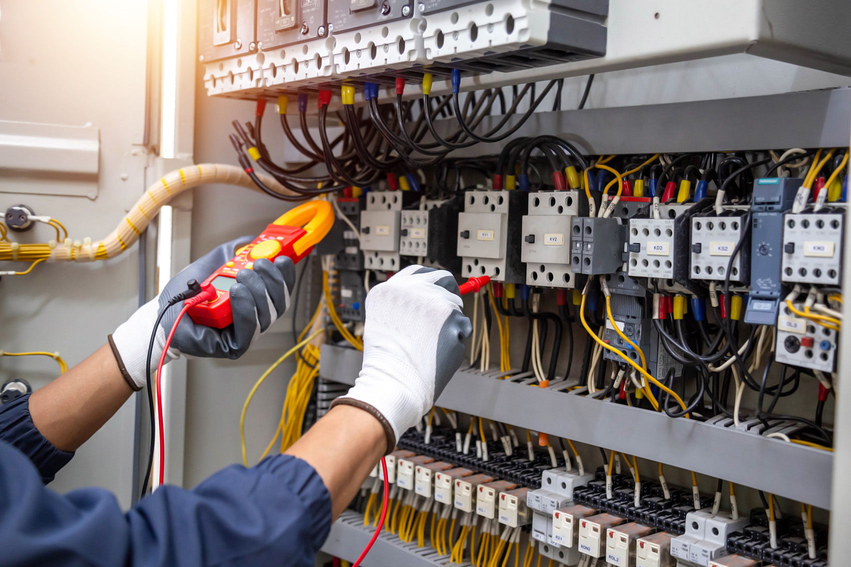 Elektriker arbeitet fachgerecht an einem Schaltschrank