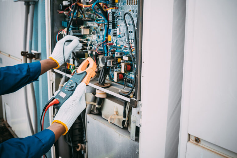 Schaltschrank-Service – BWSol Elektriker in Altrip prüft und verdrahtet Komponenten.