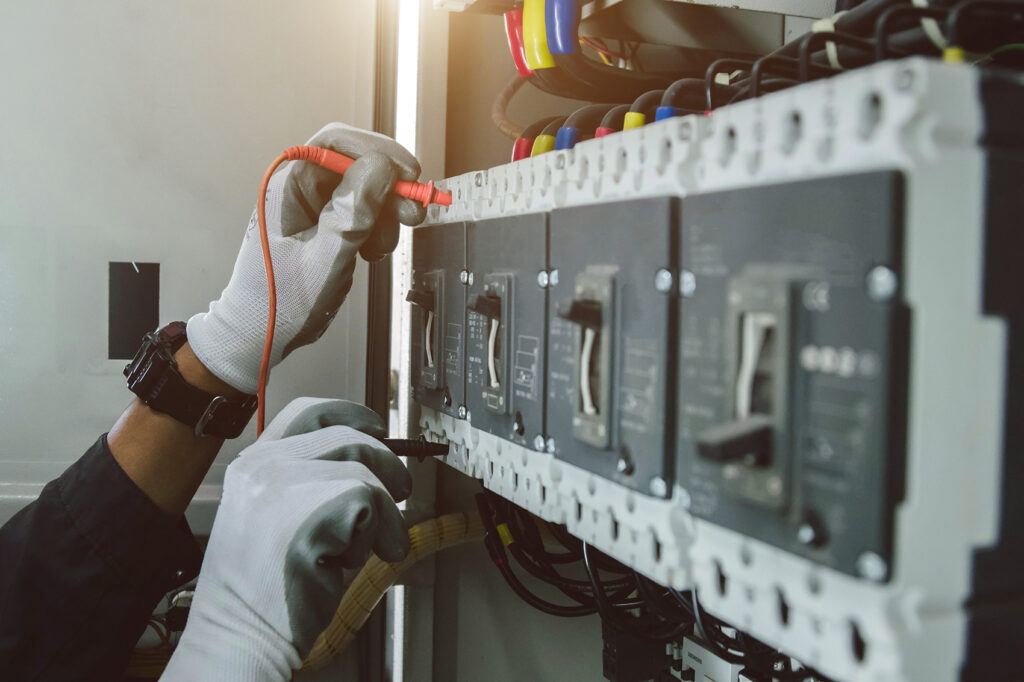 Elektriker bei der Prüfung elektrischer Verbindungen