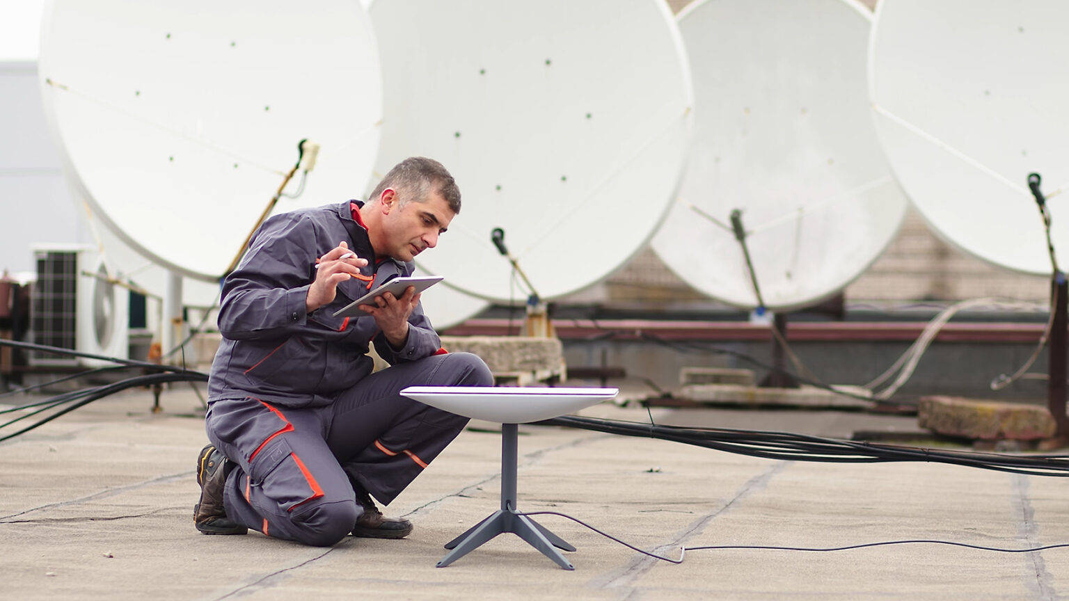 Satellitenanlage am Gebäude