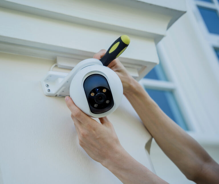 Montage einer Überwachungskamera an einer Hauswand