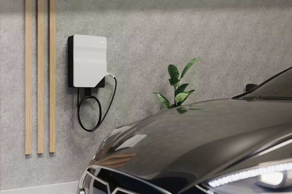 Wallbox an einer Hauswand mit Elektroauto
