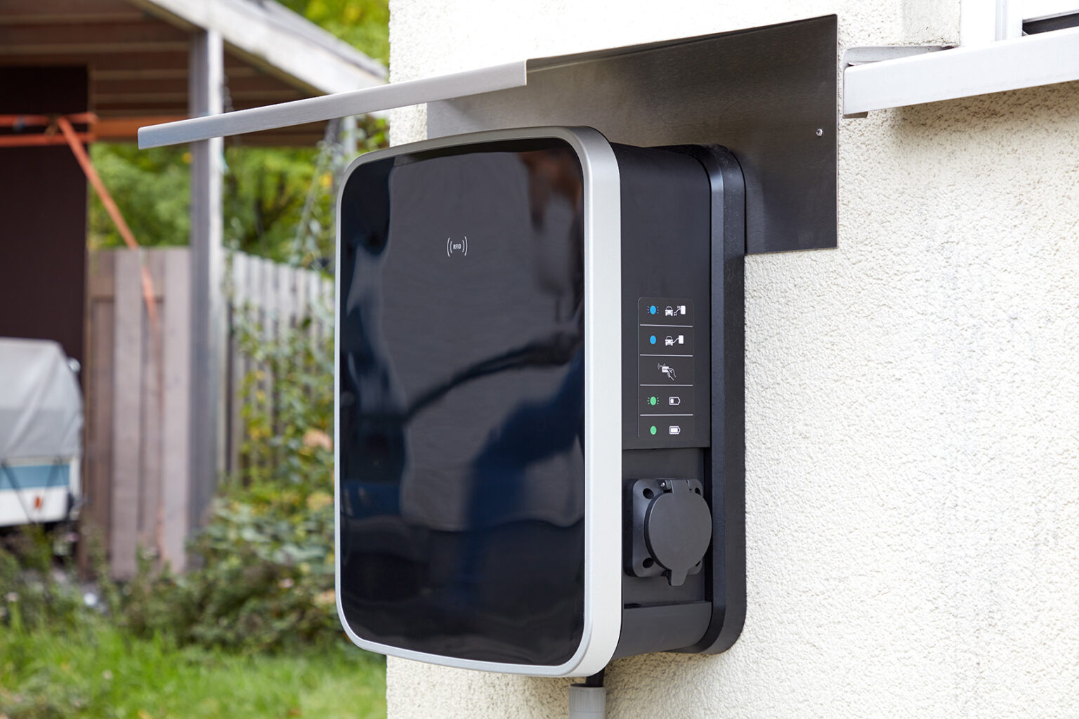 Installierte Wallbox am Stellplatz