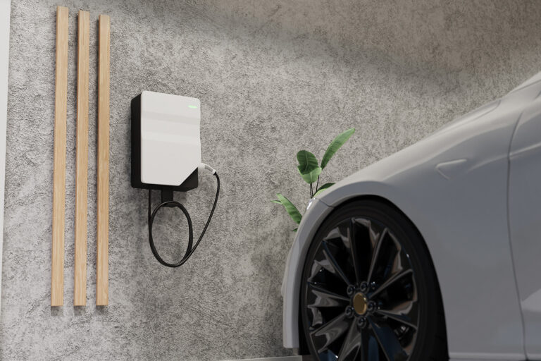 Wandladestation mit angeschlossenem E-Auto-Ladekabel
