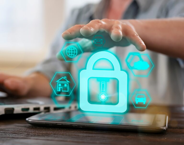 Symbolbild für Datenschutz und Sicherheit, Hand über Tablet.