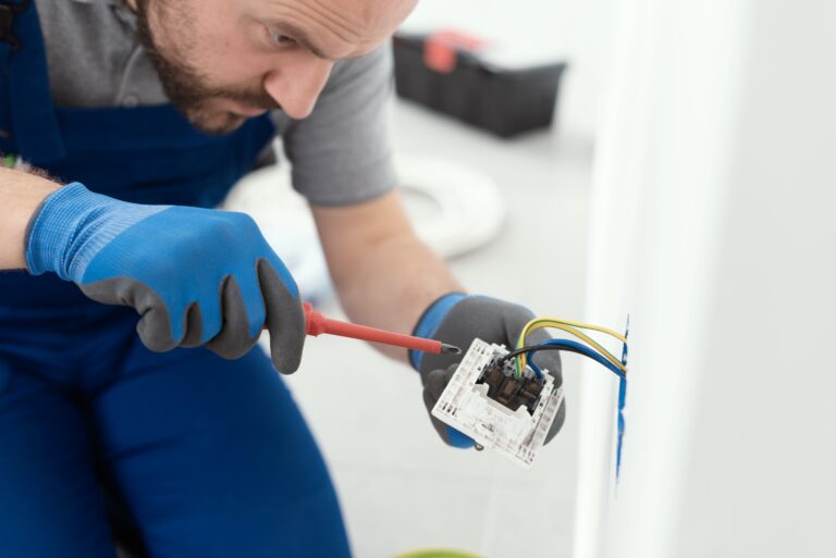 Elektriker installiert Steckdose.