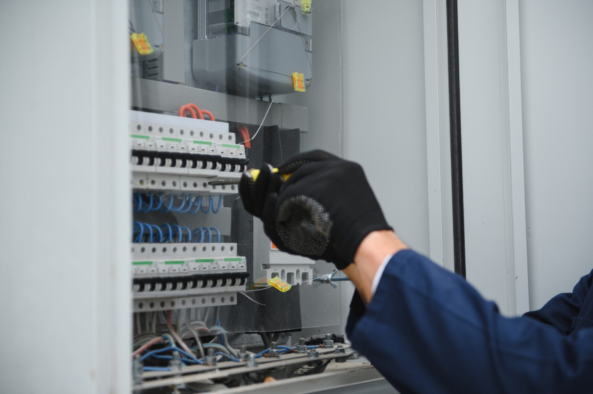 Elektriker von BWSol prüft einen Elektrokasten