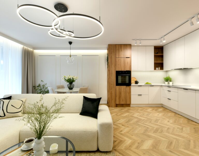 Individuelles  Beleuchtungs Konzept, Bild zeigt ein Wohnzimmer mit offener Küche.