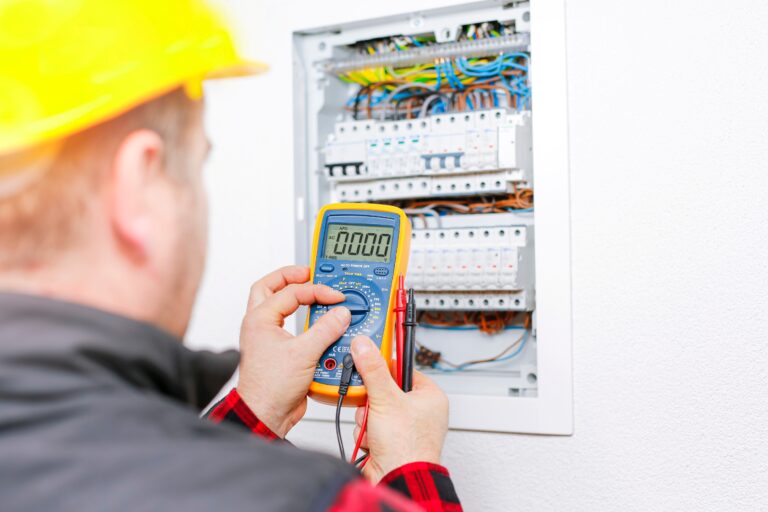 Strommessung im Verteilerkasten – Elektriker überprüft elektrische Anlagen.